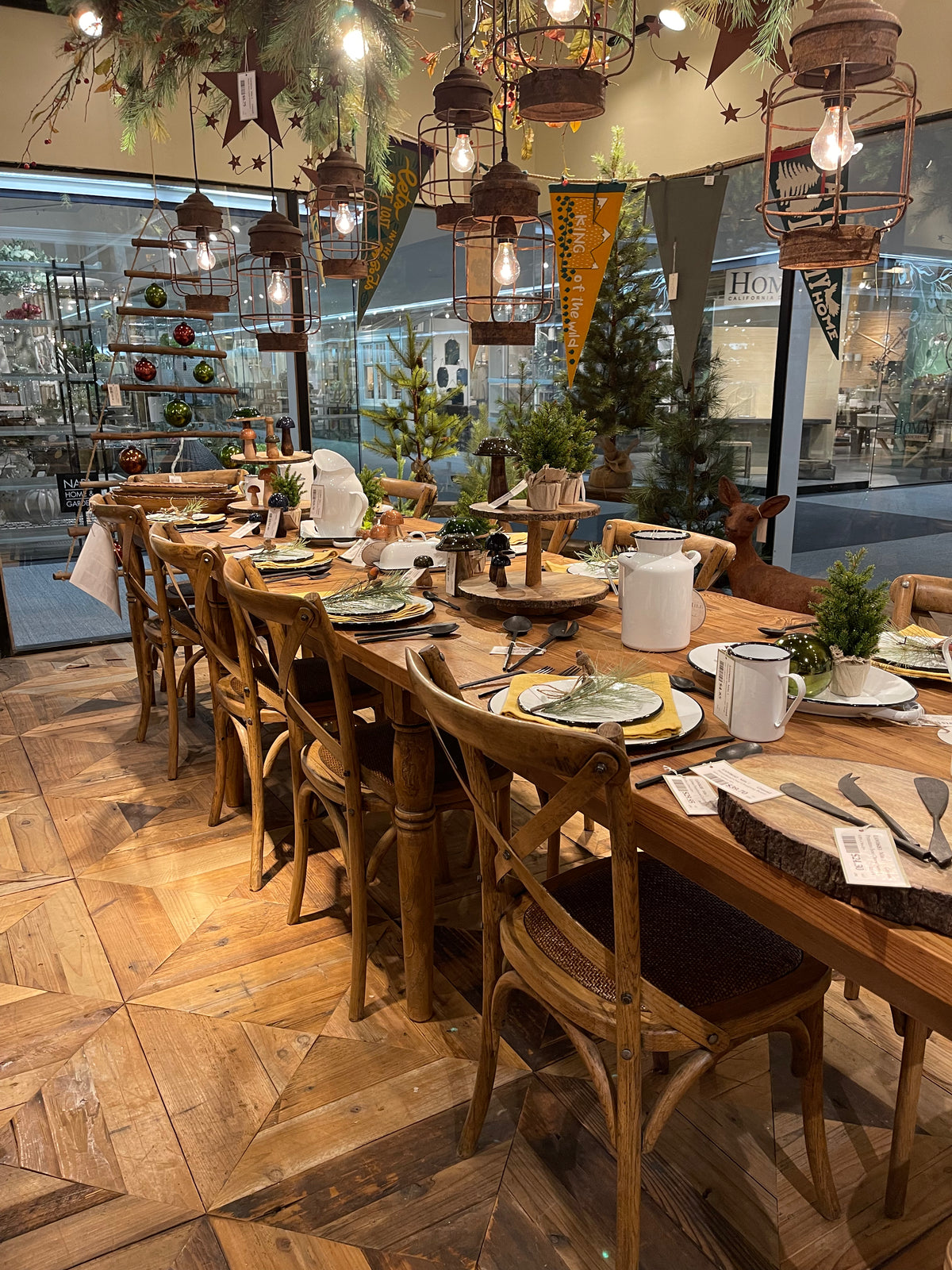 Manor Reunion Dining Table